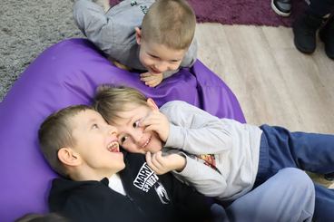 Wieluń: Biblioteka Miejska zaprosiła dzieci na spotkanie z fotografem Piotrem Pabisiakiem